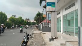 Kendaraan pengguna Gerai ATM baik roda dua dan empat masih terlihat terpakir di bahu jalan.