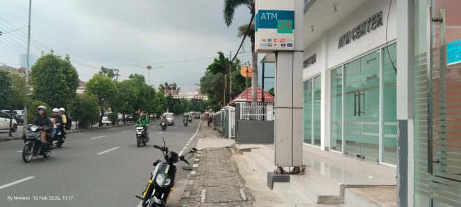 
 Kendaraan pengguna Gerai ATM baik roda dua dan empat masih terlihat terpakir di bahu jalan.