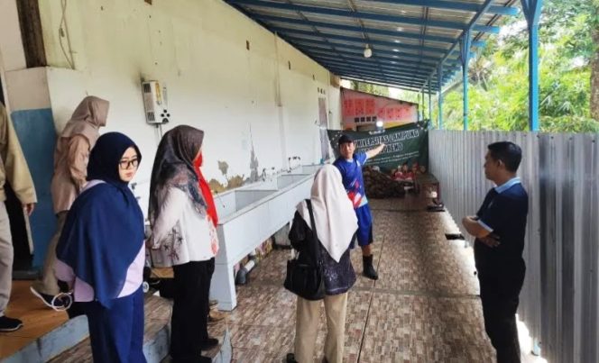 
 Usai terjadi Keracunan Ratusan Siswa dan Beberapa Guru dari 3 Sekolah, Dinas Kesehatan Kota Bandar Lampung bersama jajaran mengecek lokasi satuan pelayanan pemenuhan gizi (SPPG) di Kemiling, Bandar Lampung, Sabtu (14/2/2026).