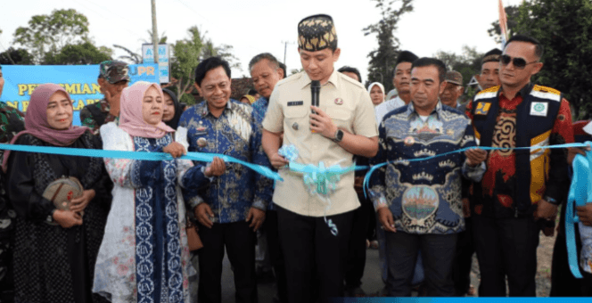 
 Resmikan Pembangunan Jalan di 2 Kecamatan, Bupati Egi Harap Jadi Penggerak Ekonomi Warga Lamsel