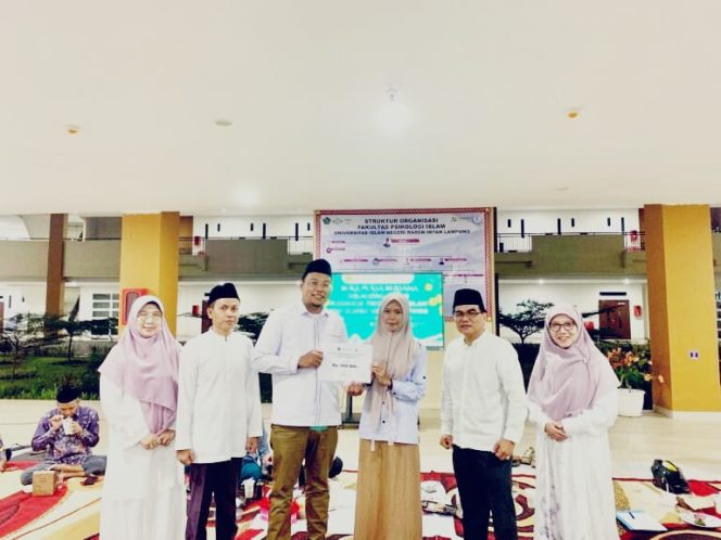 
 Noviyanti Fitri saat menerima apresiasi dari Wakil Rektor III, Prof. Dr. H. Idrus Ruslan, M.Ag didampingi didampingi oleh Dekan Fakultas Psikologi Islam, Dr. Ahmad Zarkasi, M.Sos.I., serta Wakil Dekan III Bidang Kemahasiswaan, Dr. Hervin Yoki Pradikta, M.H.I. 