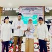 Noviyanti Fitri saat menerima apresiasi dari Wakil Rektor III, Prof. Dr. H. Idrus Ruslan, M.Ag didampingi didampingi oleh Dekan Fakultas Psikologi Islam, Dr. Ahmad Zarkasi, M.Sos.I., serta Wakil Dekan III Bidang Kemahasiswaan, Dr. Hervin Yoki Pradikta, M.H.I. 