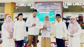 Noviyanti Fitri saat menerima apresiasi dari Wakil Rektor III, Prof. Dr. H. Idrus Ruslan, M.Ag didampingi didampingi oleh Dekan Fakultas Psikologi Islam, Dr. Ahmad Zarkasi, M.Sos.I., serta Wakil Dekan III Bidang Kemahasiswaan, Dr. Hervin Yoki Pradikta, M.H.I. 