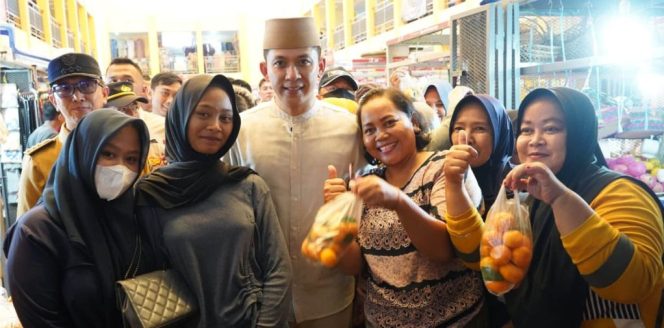 
 Bupati Egi ke Pasar Natar Pastikan Harga Sembako Tetap Stabil Jelang Lebaran 1447 H