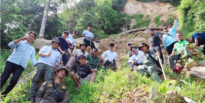 
 Longsor Gunung Rajabasa: Bupati Egi Naik 3 Km, Tanam Pohon Cegah Bencana Susulan