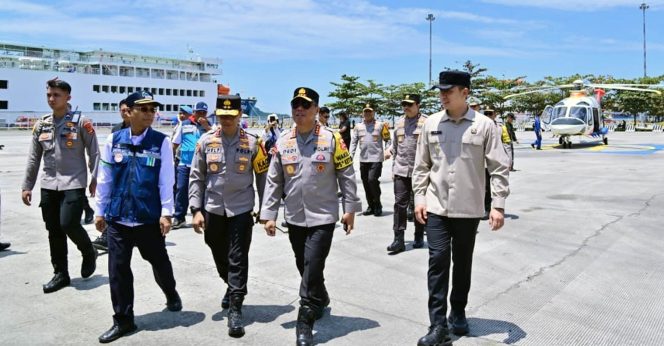 
 Bupati Egi Dampingi Wakapolri Dedi Prasetyo Tinjau Arus Mudik Bakauheni, Pastikan Pemudik Aman dan Nyaman