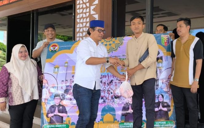 
 IJP Lampung Potong Hewan Kurban, 120 Paket Daging Dibagikan ke Anggota dan Warga