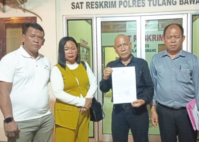 
 Sebar Fitnah di Medsos Usai Ogah Bayar Karaoke, Oknum ASN dan Wartawan di Tulang Bawang Dilaporkan ke Polisi