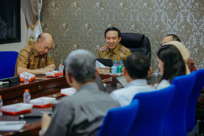 
 Gandeng Instansi Keuangan, Sekdaprov Lampung Pimpin Rapat Implementasi Creative Financing