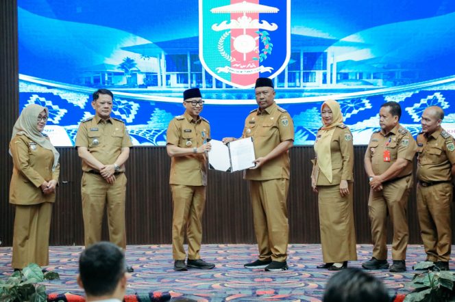 
 Gubernur Mirza Serahkan SK Mendagri, I Komang Koheri Resmi Jadi Plt Bupati Lampung Tengah