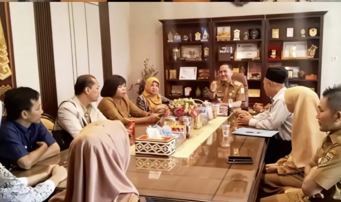 
 Kadisdikbud Lampung Turun Tangan, SMK Surya Dharma Serahkan Ijazah Yuke Ardana yang Tertahan