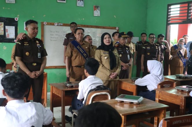 
 Walikota Eva Bersama Kajati Lampung Tinjau MBG di Way Lunik Pastikan Berjalan Sesuai Prosedur