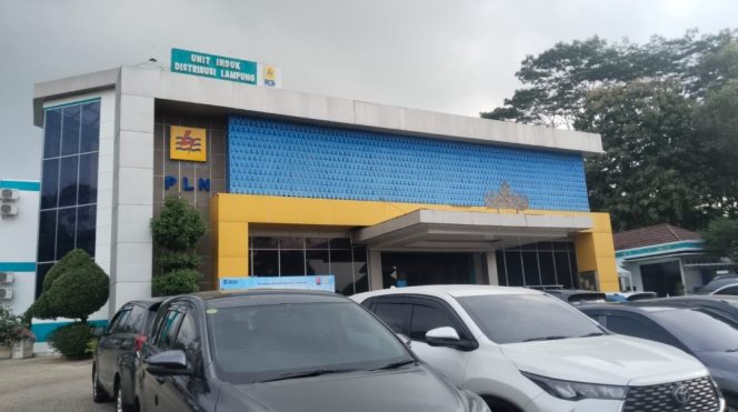 
 PLN Lampung Tegaskan Sanksi Pidana Bagi Vendor Wifi Numpang Kabel di Tiang Listrik
