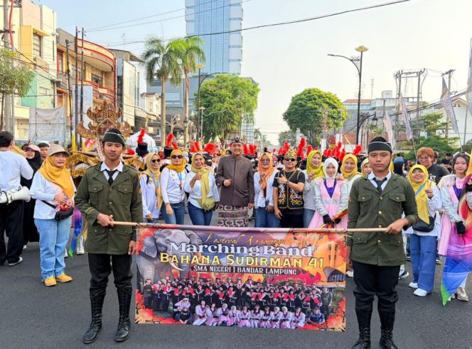 
 Disdikbud Lampung All Out Meriahkan Festival Krakatau, Ribuan Pelajar SMA-SMK Turun ke Jalan