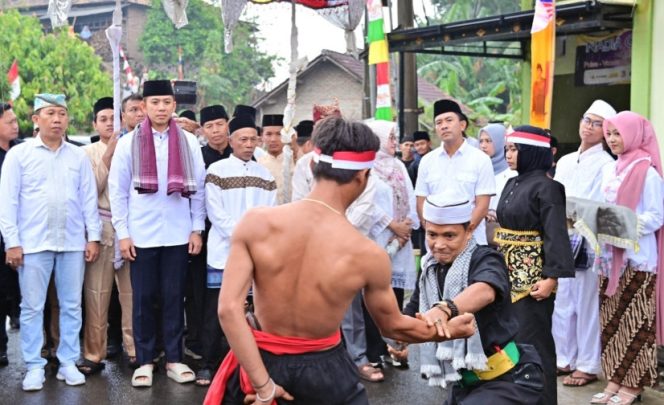 
 Tetap Khidmat di Tengah Hujan, Bupati Radityo Egi Ikuti Tradisi Sedekah Bumi 206 Tahun