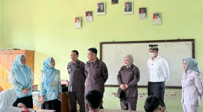 
 Tinjau Program MBG di Natar, Bupati Radityo Egi dan Kajati Lampung Pastikan Sesuai SOP