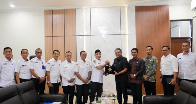 
 Jadi Rujukan Daerah Lain, Pemkab Lamsel Beri Bocoran Pengelolaan Permukiman dan PAD ke Muaro Jambi