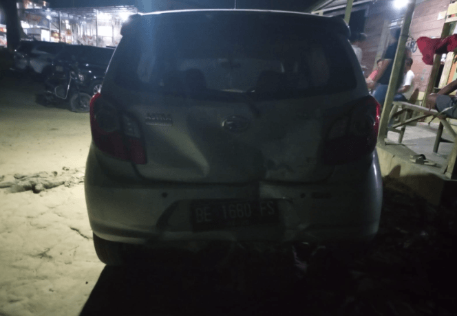 
 Mobil Wartawan di Tulang Bawang Diacungi Senpi dan Ditabrak, Diduga Akibat Berita Kabel Internet