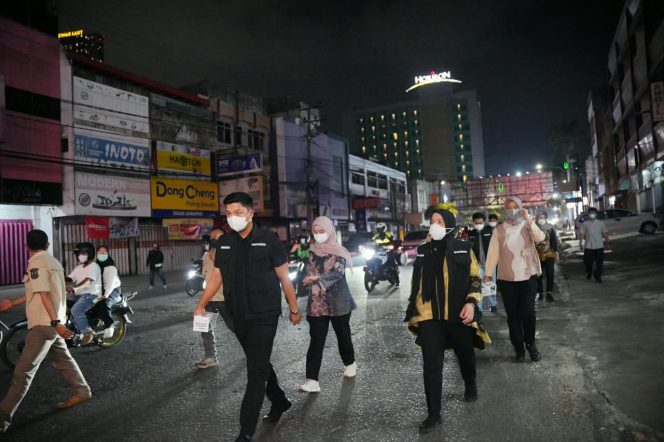 
 Walikota Bandar Lampung Bagikan Masker Minta Warga Waspada Abu Vulkanik