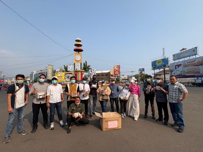 
 IJP Lampung Bagikan 3.000 Masker Gratis di Tugu Adipura Bandar Lampung