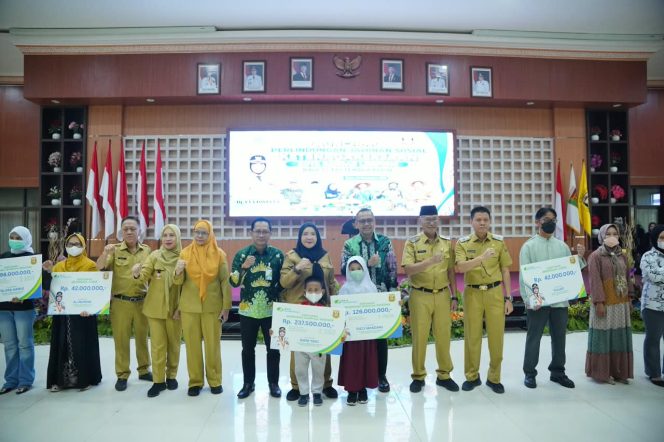 
 Pemkot Bandar Lampung Salurkan 35.193 BPJS Ketenagakerjaan untuk Pekerja Rentan hingga RT