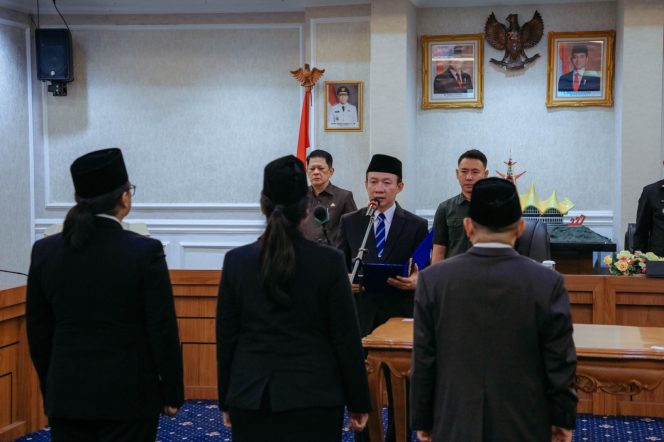 
 Sekdaprov Marindo Lantik Tiga Pejabat Pemprov Lampung, Tekankan Penguatan Pembangunan Manusia